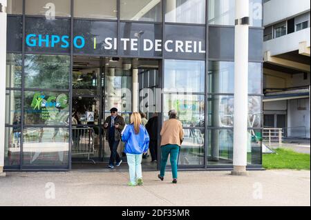 Aktenbild, datiert am 25. März 2019, vom Creil Hospital, Oise, Frankreich. Fast 200 Mitarbeiter des Krankenhauspersonals der Creil und Compiegne Krankenhäuser in Oise sind am 27. Februar als Vorsichtsmaßnahme in ihre Häuser gesperrt. Diese Einrichtungen wurden einige Tage lang von den beiden mit dem Coronavirus infizierten Personen besucht, bevor sie am 25. Oktober in die Universitätskliniken Amiens und Pitié-Salpêtrière in Paris eingeliefert wurden. Foto von Daniel Derajinski/ABACAPRESS.COM Stockfoto