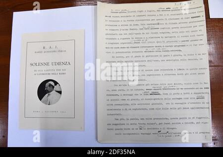 Eine Rede von Papst Pius XII. An die Arbeiter des RAI (Radio Audizioni Italia) wird am 27. Februar 2020 im Vatikan im Vatikanischen Geheimarchiv gezeigt. Das "Archivum Secretum Vaticanum" ist das zentrale Archiv des Heiligen Stuhls, in dem alle Dokumente über die Regierung und die pastorale Tätigkeit des Papstes und die Ämter des Heiligen Stuhls aufbewahrt werden. Der Vatikan wird die geheimen Archive von Papst Pius XII. Öffnen, dem Papst aus der Zeit des Zweiten Weltkriegs, dessen Aufzeichnungen während des Holocaust einer intensiven Prüfung unterzogen wurden. Das Archiv wird am 2. März geöffnet. Einige jüdische Gruppen und Historiker haben gesagt, P Stockfoto