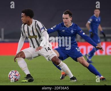 Turin, Italien. Dezember 2020. Weston McKennie (L) des FC Juventus siegt mit Mykola Sheparenko von Dynamo Kiew beim UEFA Champions League Group G-Spiel zwischen FC Juventus und Dynamo Kiew am 2. Dezember 2020 in Turin, Italien. Quelle: Federico Tardito/Xinhua/Alamy Live News Stockfoto