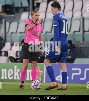 Turin, Italien. Dezember 2020. Schiedsrichter Stephanie Frappart (L) spricht mit Dynamo Kyivs Mykola Sheparenko während des UEFA Champions League Group G Spiels zwischen FC Juventus und Dynamo Kyiv in Turin, Italien, am 2. Dezember 2020. Quelle: Federico Tardito/Xinhua/Alamy Live News Stockfoto