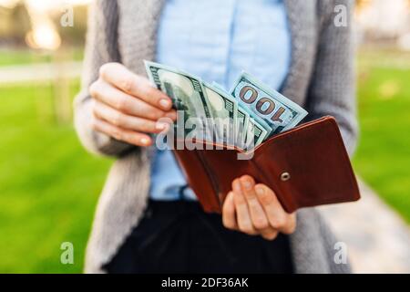 Geld in der Brieftasche. Ein Mann zieht Geld aus seiner Brieftasche. Geschäftskonzept, Ergebnis, Stockfoto