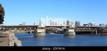 Portland, Stadt der Brücken: Burnside Bridge Stockfoto