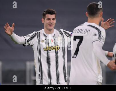 Turin, Italien. Dezember 2020. FC Juventus's Alvaro Morata (L) feiert sein Tor mit seinen Teamkollegen beim UEFA Champions League Group G Spiel zwischen FC Juventus und Dynamo Kiew am 2. Dezember 2020 in Turin, Italien. Quelle: Federico Tardito/Xinhua/Alamy Live News Stockfoto