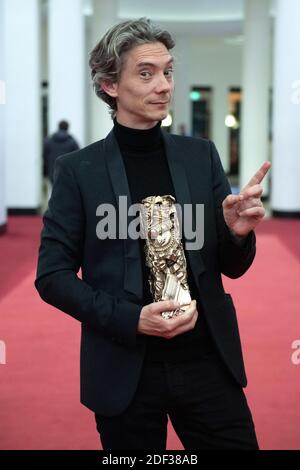 Swann Arlaud posiert mit dem Besten Darsteller in einer Nebenrolle für den Film Grace a Dieu bei der 45. Cesar Ceremony in Paris, Frankreich am 28. Februar 2020. Foto von Aurore Marechal/ABACAPRESS.COM Stockfoto