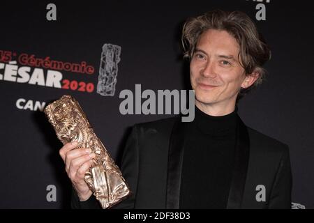 Der französische Schauspieler Swann Arlaud posiert mit dem besten Schauspieler in einer Nebenrolle für seine Leistung in "Grace a Dieu (von der Gnade Gottes)âÂ € Â™ während der Cesar Film Awards 2020 in Salle Pleyel am 28. Februar 2020 in Paris, Frankreich. Foto von David Niviere/ABACAPRESS.COM Stockfoto