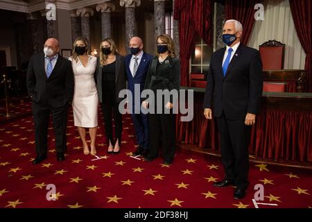 Von rechts: Vizepräsident Mike Pence, ehemalige Kongressabgeordnete Gabby Giffords, Senator wählen Mark Kelly, Mark Kellys Töchter Claudia Kelly und Claire Kelly, und Bruder Scott Kelly, Pose für ein Foto nach einem Spott Fluchen in Zeremonie, in der alten Senatskammer auf Capitol Hill, in Washington, DC, Mittwoch, 2. Dezember 2020.Quelle: Graeme Jennings/Pool via CNP weltweit Stockfoto