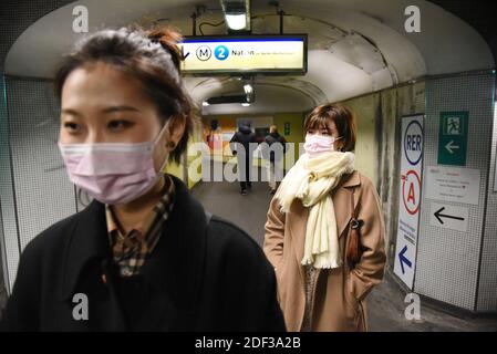 Passagiere tragen eine Schutzmaske beim Gehen in der Metro am 29. Februar 2020 in Paris, Frankreich. Der Pariser Halbmarathon, der für Sonntag geplant war, wurde abgesagt, da die Zahl der bestätigten Coronavirus-Fälle in Frankreich auf 100 gestiegen ist. Die Ankündigung kam, nachdem die französische Regierung die Absage von "Versammlungen von mehr als 5,000 Personen" in geschlossenen Räumen sowie einige externe Veranstaltungen angeordnet hatte. Am Samstag um 18:00 Uhr erklärte der Generaldirektor, dass Frankreich 100 bestätigte Fälle habe, von denen neun Patienten in einem schweren Zustand seien. Foto von Alain Apaydin/ABACAPRESS.COM Stockfoto