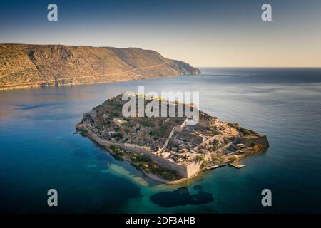 Spinalonga (griechisch: Σπιναλόγκα) Insel im Golf von Elounda, neben der Stadt Plaka auf Kreta, Griechenland Stockfoto