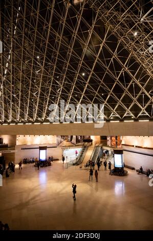 Am 24. Februar 2020, um 4 UHR MORGENS, mitten in der Nacht, besuchen die Menschen die Ausstellung Da Vinci im Louvre in Paris, Frankreich, als das Museum seine Türen für die letzten drei Nächte der Ausstellung öffnete. Foto von Balkis Press/ABACAPRESS.COM Stockfoto