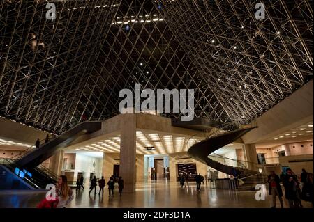 Am 24. Februar 2020, um 4 UHR MORGENS, mitten in der Nacht, besuchen die Menschen die Ausstellung Da Vinci im Louvre in Paris, Frankreich, als das Museum seine Türen für die letzten drei Nächte der Ausstellung öffnete. Foto von Balkis Press/ABACAPRESS.COM Stockfoto