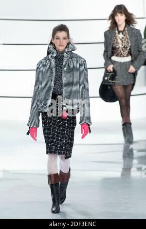 Models laufen auf der Rollbahn während der Chanel Show im Rahmen der Paris Fashion Week Womenswear Herbst/Winter 2020/2021 in Paris, Frankreich am 03. März 2020. Foto von Aurore Marechal/ABACAPRESS.COM Stockfoto