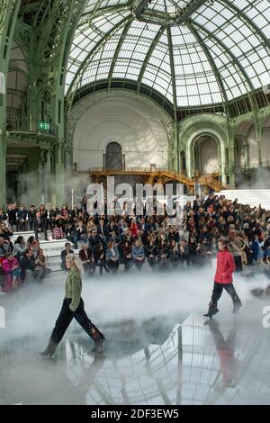 Models laufen auf der Rollbahn während der Chanel Show im Rahmen der Paris Fashion Week Womenswear Herbst/Winter 2020/2021 in Paris, Frankreich am 03. März 2020. Foto von Aurore Marechal/ABACAPRESS.COM Stockfoto