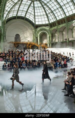 Models laufen auf der Rollbahn während der Chanel Show im Rahmen der Paris Fashion Week Womenswear Herbst/Winter 2020/2021 in Paris, Frankreich am 03. März 2020. Foto von Aurore Marechal/ABACAPRESS.COM Stockfoto