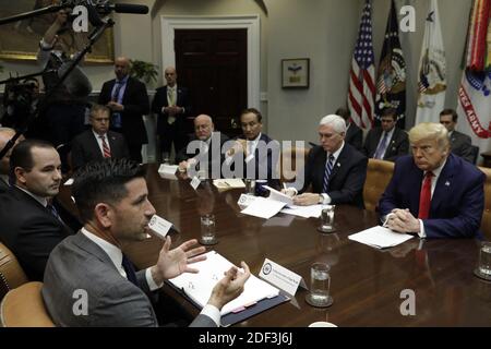 Der amtierende Sekretär des Heimatschutzministeriums Chad Wolf (L) spricht mit US-Präsident Donald Trump und Vizepräsident Mike Pence während einer Coronavirus-Briefing mit den CEOs der Fluggesellschaften im Weißen Haus in Washington am 4. März 2020. Foto von Yuri Gripas/ABACAPRESS.COM Stockfoto