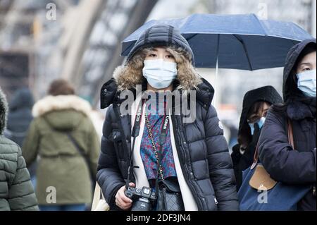 Touristen tragen medizinische Masken im Louvre als Vorsichtsmaßnahme gegen Coronavirus in Paris, Frankreich am 4. März 2020. Während sich das Virus weltweit verbreitet und mehr als 89,000 Menschen weltweit infiziert, spüren große Touristenattraktionen und Veranstaltungen, die Besucher aus der ganzen Welt anziehen, seine Auswirkungen. Sogar das berühmte Louvre Museum in Paris schloss vorübergehend seine Türen, nachdem ein Ausbruch des Virus in Frankreich und anderen Teilen Europas aufkam. Sie wurde heute nach drei Tagen unterbrochenen Betriebs wieder eröffnet. Foto von Magali Cohen/ABACAPRESS.COM Stockfoto