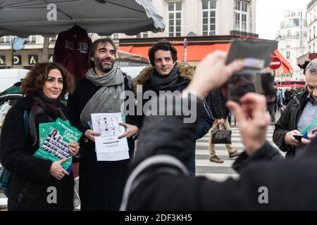 Cedric Villani (C.), Dissident Kandidat von La Republique en Marche (LREM) für Bürgermeister von Paris, und Isabelle Saporta (L.), Journalistin und stellvertretende Kandidatin im 14. Bezirk von paris, verteilen Kampagne Flyer auf dem Markt der Straße Edgar Quinet, im 14. Bezirk von Paris. Paris, Frankreich, 7. März 2020. Foto von Daniel Derajinski/ABACAPRESS.COM Stockfoto