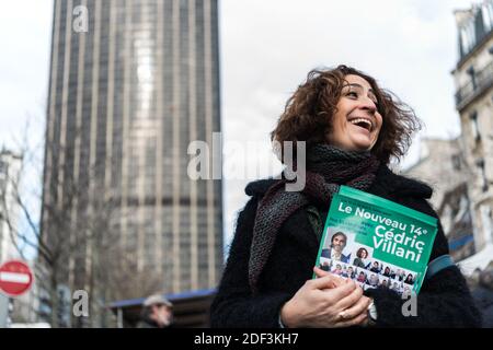 Isabelle Saporta, Journalistin und stellvertretende Kandidatin im 14. Bezirk von Paris von Cedric Villani, Dissident Kandidatin von La Republique en Marche (LREM) für Bürgermeister von Paris, verteilt Kampagnenflyer auf dem Markt der Straße Edgar Quinet, im 14. Bezirk von Paris. Paris, Frankreich, 7. März 2020. Foto von Daniel Derajinski/ABACAPRESS.COM Stockfoto