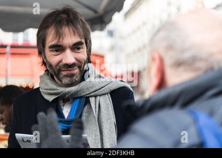 Cedric Villani (C.), Dissident Kandidat von La Republique en Marche (LREM) für Bürgermeister von Paris, und Isabelle Saporta (L.), Journalistin und stellvertretende Kandidatin im 14. Bezirk von paris, verteilen Kampagne Flyer auf dem Markt der Straße Edgar Quinet, im 14. Bezirk von Paris. Paris, Frankreich, 7. März 2020. Foto von Daniel Derajinski/ABACAPRESS.COM Stockfoto