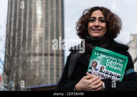 Isabelle Saporta, Journalistin und stellvertretende Kandidatin im 14. Bezirk von Paris von Cedric Villani, Dissident Kandidatin von La Republique en Marche (LREM) für Bürgermeister von Paris, verteilt Kampagnenflyer auf dem Markt der Straße Edgar Quinet, im 14. Bezirk von Paris. Paris, Frankreich, 7. März 2020. Foto von Daniel Derajinski/ABACAPRESS.COM Stockfoto