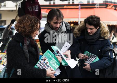 Cedric Villani (C.), Dissident Kandidat von La Republique en Marche (LREM) für Bürgermeister von Paris, und Isabelle Saporta (L.), Journalistin und stellvertretende Kandidatin im 14. Bezirk von paris, verteilen Kampagne Flyer auf dem Markt der Straße Edgar Quinet, im 14. Bezirk von Paris. Paris, Frankreich, 7. März 2020. Foto von Daniel Derajinski/ABACAPRESS.COM Stockfoto