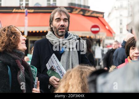 Cedric Villani (C.), Dissident Kandidat von La Republique en Marche (LREM) für Bürgermeister von Paris, und Isabelle Saporta (L.), Journalistin und stellvertretende Kandidatin im 14. Bezirk von paris, verteilen Kampagne Flyer auf dem Markt der Straße Edgar Quinet, im 14. Bezirk von Paris. Paris, Frankreich, 7. März 2020. Foto von Daniel Derajinski/ABACAPRESS.COM Stockfoto