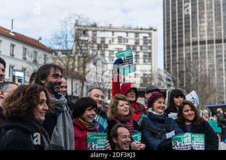 Cedric Villani, Dissident Kandidat von La Republique en Marche (LREM) für Bürgermeister von Paris, verteilt Kampagne Flyer auf dem Markt der Straße Edgar Quinet, im 14. Bezirk von Paris. Paris, Frankreich, 7. März 2020. Foto von Daniel Derajinski/ABACAPRESS.COM Stockfoto