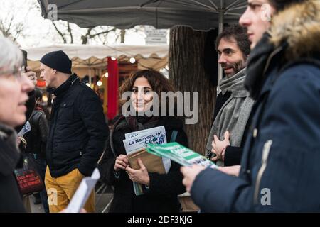 Isabelle Saporta, Journalistin und stellvertretende Kandidatin im 14. Bezirk von Paris von Cedric Villani, Dissident Kandidatin von La Republique en Marche (LREM) für Bürgermeister von Paris, verteilt Kampagnenflyer auf dem Markt der Straße Edgar Quinet, im 14. Bezirk von Paris. Paris, Frankreich, 7. März 2020. Foto von Daniel Derajinski/ABACAPRESS.COM Stockfoto