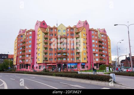 Wroclaw, Polen - 10. November 2013: Bunte Mehrfamilienhaus mit Restaurants und Geschäften Stockfoto