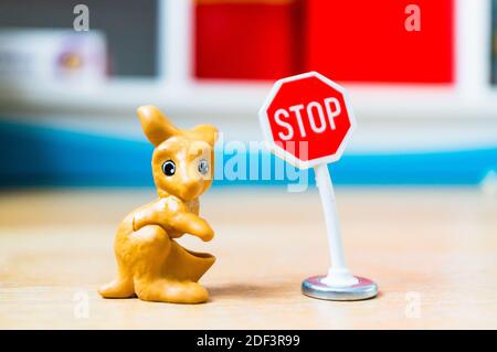 POZNAN, POLEN - 15. Feb 2019: Plastikspielzeug kanagaroo Figur und ein Stoppbrett im weichen Fokus Hintergrund. Stockfoto