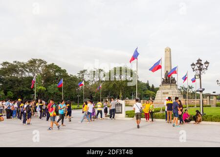 Besucher des Rizal Parks in der Nähe des Jose Rizal Monuments in Manila, Philippinen Stockfoto