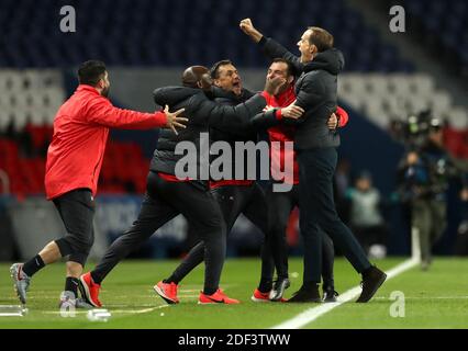 In diesem Handout-Bild der UEFA feiert Thomas Tuchel, Manager von Paris Saint-Germain, mit seinem Trainerteam den Sieg nach dem UEFA Champions League-Lauf von 16 Sekunden-Spiel zwischen Paris Saint-Germain und Borussia Dortmund im Parc des Princes am 11. März 2020 in Paris, Frankreich. Das Spiel wird als Vorsichtsmaßnahme gegen die Ausbreitung von COVID-19 (Coronavirus) hinter verschlossenen Türen gespielt. Handout Foto der UEFA via ABACAPRESS.COM in diesem Handout-Bild der UEFA feiert Thomas Tuchel, Manager von Paris Saint-Germain, mit seinem Trainerteam den Sieg nach dem UEFA Champions League Ro Stockfoto