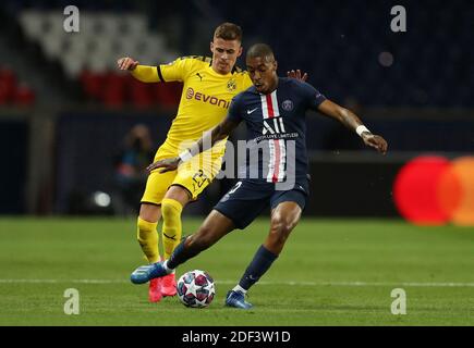 In diesem von der UEFA bereitgestellten Handout-Bild wird Presnel Kimpembe aus Paris Saint-Germain von Thorgan Hazard aus Borussia Dortmund während des UEFA Champions League-Spiels von 16 Sekunden zwischen Paris Saint-Germain und Borussia Dortmund im Parc des Princes am 11. März 2020 in Paris, Frankreich, herausgefordert. Das Spiel wird als Vorsichtsmaßnahme gegen die Ausbreitung von COVID-19 (Coronavirus) hinter verschlossenen Türen gespielt. Handout Photo by UEFA via ABACAPRESS.COM in diesem Handout-Bild der UEFA wird Presnel Kimpembe aus Paris Saint-Germain während der UEFA Champio von Thorgan Hazard of Borussia Dortmund herausgefordert Stockfoto