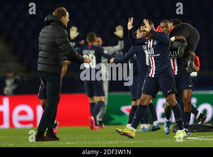 In diesem von der UEFA bereitgestellten Handout-Bild feiert Thomas Tuchel, Manager von Paris Saint-Germain, den Sieg mit Kylian Mbappe von Paris Saint-Germain nach dem UEFA Champions League-Lauf von 16 Sekunden-Spiel zwischen Paris Saint-Germain und Borussia Dortmund im Parc des Princes am 11. März 2020 in Paris, Frankreich. Das Spiel wird als Vorsichtsmaßnahme gegen die Ausbreitung von COVID-19 (Coronavirus) hinter verschlossenen Türen gespielt. Handout Foto der UEFA via ABACAPRESS.COM in diesem Handout-Bild der UEFA feiert Thomas Tuchel, Manager von Paris Saint-Germain, den Sieg mit Kylian Mbappe von Paris Saint-Germ Stockfoto