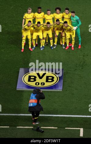 In diesem von der UEFA bereitgestellten Handout-Bild lässt das Team Borussia Dortmund vor dem UEFA Champions League-Lauf von 16 Sekunden zwischen Paris Saint-Germain und Borussia Dortmund am 11. März 2020 im Parc des Princes in Paris, Frankreich, ein Foto von einem Fotografen machen. Das Spiel wird als Vorsichtsmaßnahme gegen die Ausbreitung von COVID-19 (Coronavirus) hinter verschlossenen Türen gespielt. Handout Photo by UEFA via ABACAPRESS.COM in diesem Handout-Bild der UEFA lässt das Team von Borussia Dortmund vor dem UEFA Champions League-Lauf über die 16. Zweite Etappe von einem Fotografen fotografiert werden Stockfoto