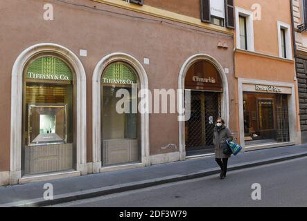 Die Angst vor dem Coronavirus verlässt am 12. März 2020 Roms High-End-Modestraße Via die Condotti leer und verlassen. In Italien werden öffentliche Versammlungen ausgesetzt und alle Geschäfte sind geschlossen. Via Condotti ist das Zentrum der Mode und Luxus-Shopping in Rom. Es ist die Straße, die die größte Anzahl von italienischen Modegeschäften in Rom beherbergt. Italien erlebt den größten Coronavirus-Ausbruch außerhalb Asiens. Foto von Eric Vandeville/ABACAPRESS.COM Stockfoto