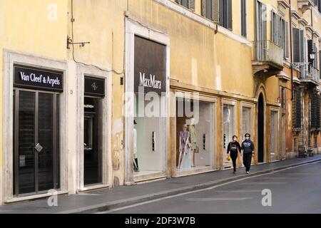 Die Angst vor dem Coronavirus verlässt am 12. März 2020 Roms High-End-Modestraße Via die Condotti leer und verlassen. In Italien werden öffentliche Versammlungen ausgesetzt und alle Geschäfte sind geschlossen. Via Condotti ist das Zentrum der Mode und Luxus-Shopping in Rom. Es ist die Straße, die die größte Anzahl von italienischen Modegeschäften in Rom beherbergt. Italien erlebt den größten Coronavirus-Ausbruch außerhalb Asiens. Foto von Eric Vandeville/ABACAPRESS.COM Stockfoto