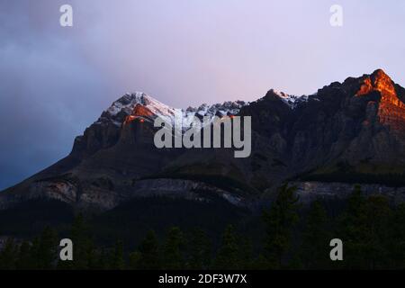 Mount Wilson wird durch den Sonnenaufgang geweckt Stockfoto