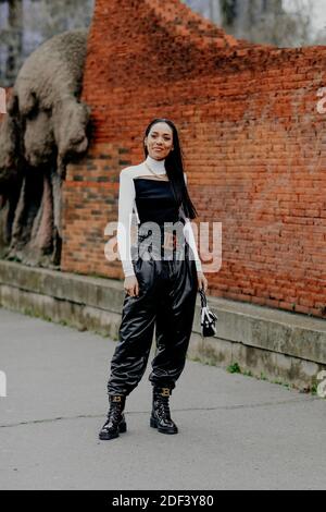 Street style, Aleali May Ankunft in Balmain Herbst Winter 2020-2021 Show, im Espace Champeret, Paris, Frankreich, am 28. Februar 2020. Foto von Marie-Paola Bertrand-Hillion/ABACAPRESS.COM Stockfoto