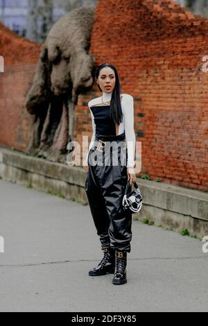 Street style, Aleali May Ankunft in Balmain Herbst Winter 2020-2021 Show, im Espace Champeret, Paris, Frankreich, am 28. Februar 2020. Foto von Marie-Paola Bertrand-Hillion/ABACAPRESS.COM Stockfoto