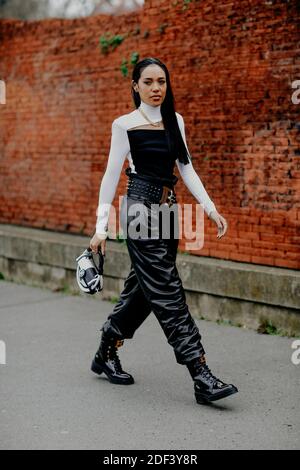 Street style, Aleali May Ankunft in Balmain Herbst Winter 2020-2021 Show, im Espace Champeret, Paris, Frankreich, am 28. Februar 2020. Foto von Marie-Paola Bertrand-Hillion/ABACAPRESS.COM Stockfoto