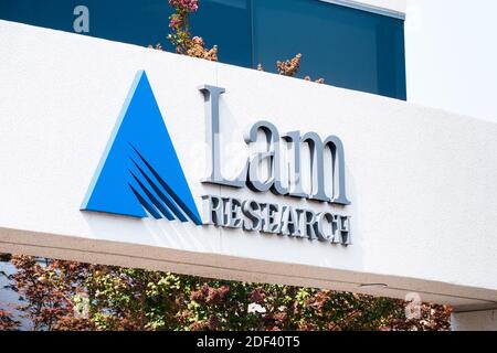 Sep 17, 2020 Fremont / CA / USA - Lam Research Logo am Hauptsitz im Silicon Valley; Lam Research Corporation ist ein amerikanisches Unternehmen, das Stockfoto