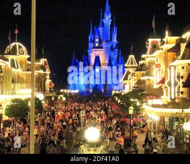 KEIN FILM, KEIN VIDEO, KEIN Fernsehen, KEINE DOKUMENTATION - Gäste versammeln sich auf der Main Street USA, im Magic Kingdom in Walt Disney World, Sonntag, 15. März 2020 in den letzten Minuten, bevor der Park in Lake Buena Vista geschlossen, Fla. Walt Disney World gab bekannt, dass alle ihre Parks in Florida für den Rest des März wegen der Coronavirus-Pandemie geschlossen sein werden. Foto von Joe Burbank/Orlando Sentinel/TNS/ABACAPRESS.COM Stockfoto