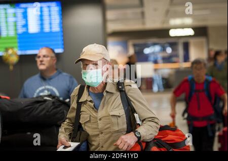 Passagiere kommen von Dubai nach einem 14-stündigen Flug auf Emirates Flug 231, am internationalen Terminal am Dulles International Airport in Dulles, VA, USA, Montag, 16. März 2020 an. Einige Leute nehmen die Vorsorge des Tragens von Gesichtsmasken, wie sie ankommen, um von Familie und oder Freunden begrüßt zu werden. Foto von Rod Lampey/CNP/ABACAPRESS.COM Stockfoto