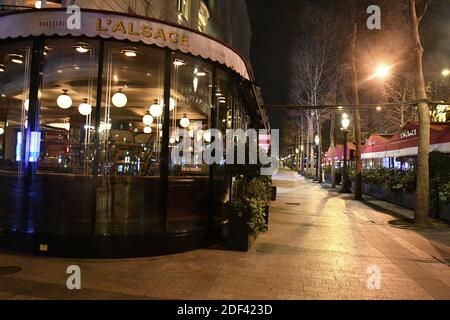 Allgemeine Atmosphäre auf der Champs-Elysees Avenue in Paris, am 16. März 2020, wenige Stunden bevor die Anordnung, zu Hause für alle französischen Bürger in Kraft tritt, um die Ausbreitung des neuartigen Coronavirus zu vermeiden. Der französische Präsident forderte die Menschen auf, zu Hause zu bleiben, um die Verbreitung des Covid-19 zu vermeiden, und sagte, dass nur notwendige Reisen erlaubt und Verstöße bestraft würden. Das Land hat bereits Cafés, Restaurants, Schulen und Universitäten geschlossen und die Menschen aufgefordert, ihre Bewegungen zu begrenzen. Foto von Karim Ait Adjedjou/Avenir Pictures/ABACAPRESS.COM Stockfoto