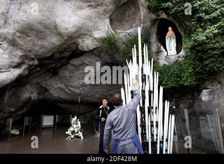 Datei Foto vom 14. September 2018 der Statue unserer Lieben Frau von Lourdes am Eingang zur Grotte von Massabielle in Lourdes, Frankreich, am 12. September 2008. Das Heiligtum unserer Lieben Frau von Lourdes wurde zum ersten Mal seit über einem Jahrhundert geschlossen, nachdem in Frankreich neue Beschränkungen zur Verlangsamung der Ausbreitung des Coronavirus entstanden sind. „zum ersten Mal in seiner Geschichte wird das Heiligtum seine Türen für eine Weile schließen. Betet mit uns die Novene an die Unbefleckten“, so Mgr. Olivier Ribadeau Dumas, Rektor der Wallfahrtskirche von Lourdes, kündigte am 17. März an. Aufgrund nationaler Maßnahmen werden im Heiligtum keine öffentlichen Messen angeboten Stockfoto