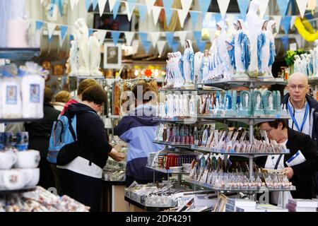 Datei Foto vom 14. September 2018 von View in einem Shopping in Lourdes, Frankreich, am 12. September 2008. Das Heiligtum unserer Lieben Frau von Lourdes wurde zum ersten Mal seit über einem Jahrhundert geschlossen, nachdem in Frankreich neue Beschränkungen zur Verlangsamung der Ausbreitung des Coronavirus entstanden sind. „zum ersten Mal in seiner Geschichte wird das Heiligtum seine Türen für eine Weile schließen. Betet mit uns die Novene an die Unbefleckten“, so Mgr. Olivier Ribadeau Dumas, Rektor der Wallfahrtskirche von Lourdes, kündigte am 17. März an. Aufgrund nationaler Maßnahmen, die der französische Präsident Emmanuel Macron auf der e angekündigt hat, werden im Heiligtum keine öffentlichen Massen angeboten Stockfoto