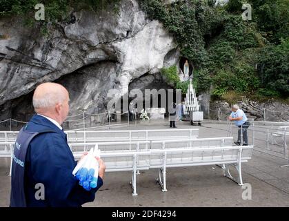 Datei Foto vom 14. September 2018 der Statue unserer Lieben Frau von Lourdes am Eingang zur Grotte von Massabielle in Lourdes, Frankreich, am 12. September 2008. Das Heiligtum unserer Lieben Frau von Lourdes wurde zum ersten Mal seit über einem Jahrhundert geschlossen, nachdem in Frankreich neue Beschränkungen zur Verlangsamung der Ausbreitung des Coronavirus entstanden sind. „zum ersten Mal in seiner Geschichte wird das Heiligtum seine Türen für eine Weile schließen. Betet mit uns die Novene an die Unbefleckten“, so Mgr. Olivier Ribadeau Dumas, Rektor der Wallfahrtskirche von Lourdes, kündigte am 17. März an. Aufgrund nationaler Maßnahmen werden im Heiligtum keine öffentlichen Messen angeboten Stockfoto