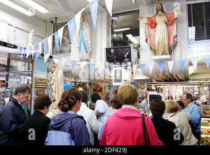 Datei Foto vom 14. September 2018 von View in einem Shopping in Lourdes, Frankreich, am 12. September 2008. Das Heiligtum unserer Lieben Frau von Lourdes wurde zum ersten Mal seit über einem Jahrhundert geschlossen, nachdem in Frankreich neue Beschränkungen zur Verlangsamung der Ausbreitung des Coronavirus entstanden sind. „zum ersten Mal in seiner Geschichte wird das Heiligtum seine Türen für eine Weile schließen. Betet mit uns die Novene an die Unbefleckten“, so Mgr. Olivier Ribadeau Dumas, Rektor der Wallfahrtskirche von Lourdes, kündigte am 17. März an. Aufgrund nationaler Maßnahmen, die der französische Präsident Emmanuel Macron auf der e angekündigt hat, werden im Heiligtum keine öffentlichen Massen angeboten Stockfoto