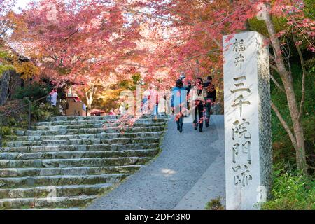 Kyoto, Japan - Herbstblattfarbe am Sanzenin Tempel in Ohara, Kyoto, Japan. Sanzenin Tempel wurde 804 gegründet. Stockfoto