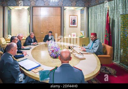 König Mohammed VI. Von Marokko leitet eine Arbeitssitzung, die der Überwachung der Ausbreitung der Coronavirus-Pandemie im Land gewidmet ist. Dieses Treffen fand in Anwesenheit des Regierungschefs, Saad Dine El Otmani, des Innenministers, Abdelouafi Laftit, des Gesundheitsministers, Khalid Ait Taleb, des Generals des Korps, Abdelfattah El Ouarak, des Generalinspektors der FAR, des Generalkorps Mohamed Haramou, statt. Kommandant der Königlichen Gendarmerie und des Generaldirektors der nationalen Sicherheit, Generaldirektor der Überwachung des nationalen Territoriums, Herr Abd Stockfoto